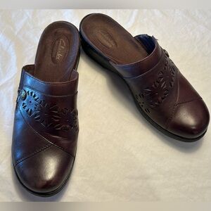 Clark’s Bendable Dark Brown Leather Clogs W/ Cutouts & Button Detail Women’s 9.5